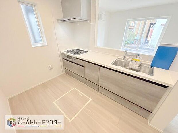 【キッチン】人気の対面式キッチン☆お食事の準備をしながらでもご家族とのコミュニケーションを楽しめます♪スライドタイプの収納を採用してますので、奥までしっかりと収納空間を利用できます。取り出しも簡単に♪