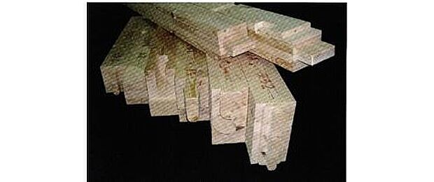 【【構造用集成材】】柱・梁材に構造用集成材(土台は防腐防蟻処理構造用乾燥集成材)を使用。集成材は一般材に比べて30%強度が増します。また、木材の含水率(木材に含む水の比率)を17%以下に抑えて木材を腐らないようにしています。