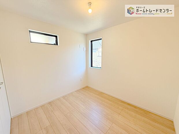 【洋室】2面採光の洋室です。窓からの眺望もよくなり視界が広いので、部屋にいても飽きません、そしてもちろん大切なのは明るさと風通し、明るい日差しと心地よい風で自分のお部屋でくつろげる贅沢をご提供します。
