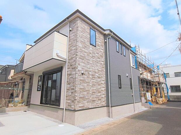 【現地外観写真】爽やかな青空と陽光に包まれる心地よい住空間。ネットでは分からない現地の魅力をぜひご覧ください。人生で大切なお住まいですので、ゆっくりとご見学ください。