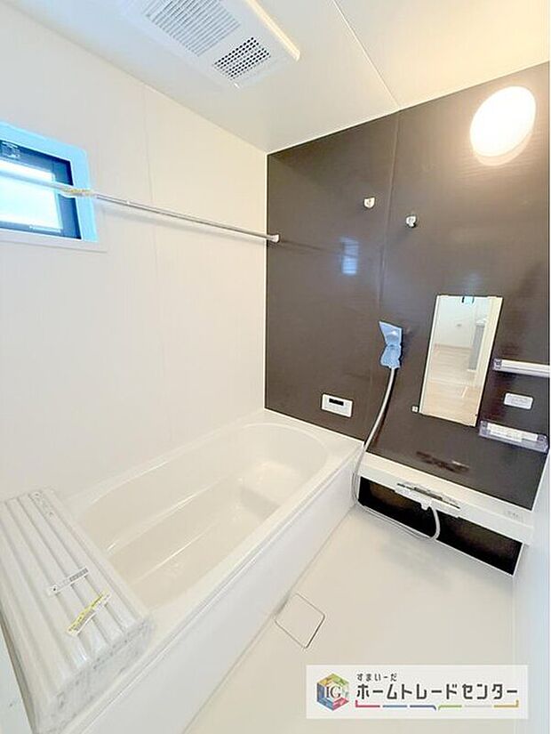 【【浴室】】一坪タイプのユニットバスは、足をしっかりと延ばして一日の疲れを癒すことが可能です。浴室暖房乾燥機も完備しておりますので、カビの心配が無いのはもちろん、雨の日のお洗濯物はお風呂で乾かせます。