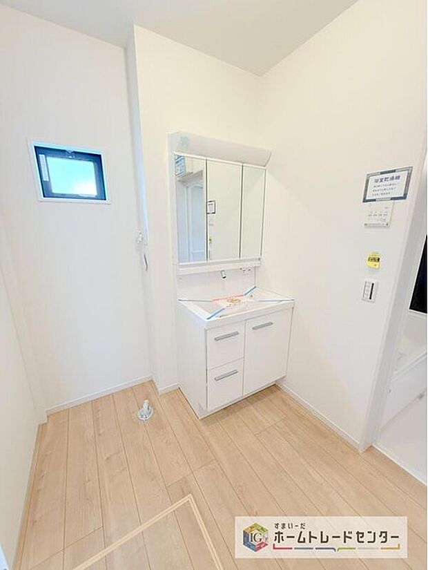 【【洗面所】】洗面所にしっかりとしたゆとりを持たせることで、普段の生活の快適さにつながります。朝の準備に洗濯物の取り回し、浴室出入りや着替えなど、機能性が求められる場所です。しっかりとした広さを確保しております。