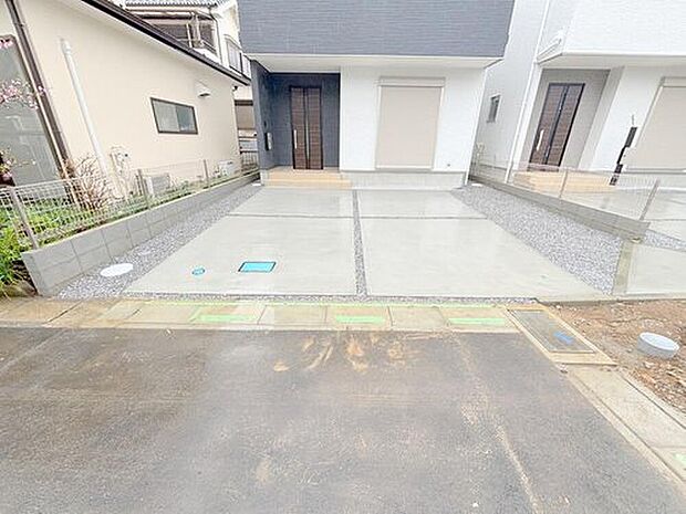 【【カースペース2台】】カースペースが2台分ございますので、家族分の自転車を駐輪したり、急な来客用の駐車スペースとしてもお使いいただけます。