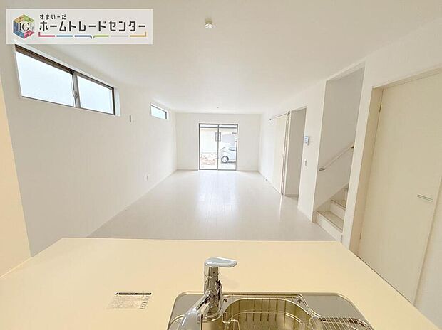 【キッチン】正面に壁がないため作業台からの景色があり、開放感があります。小さなお子様がいるご家庭では、お子様から目を離すことなく安心して料理することができます。