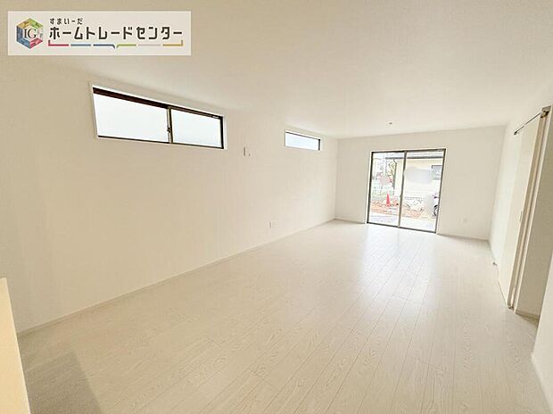 【リビング】リビングにはこだわって開口部を可能な限り多く設けました。日当たり、風通しを良くするのはもちろんですが、やはり人が集まる場所ですので、開放感が必要な場所だと思います。広々としたリビングをお楽しみください