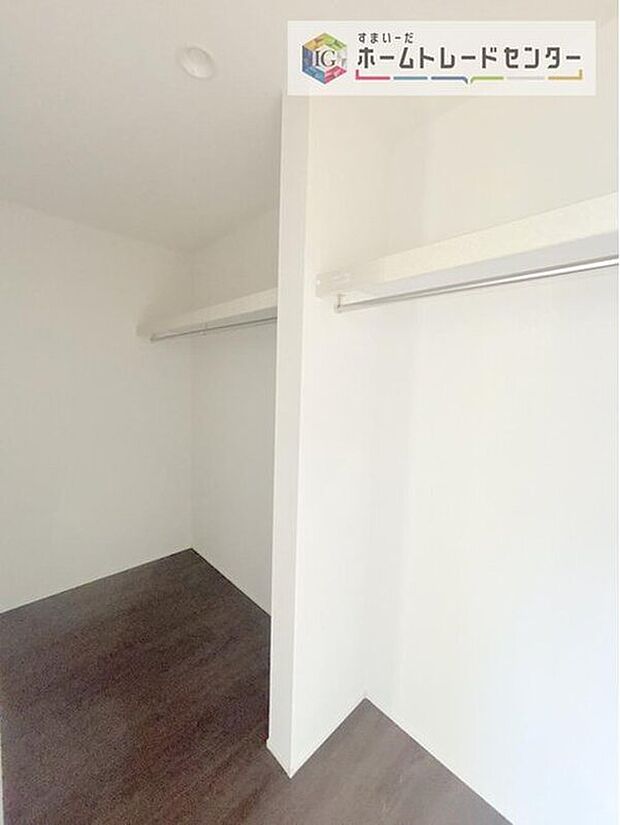 【【ウォークインクローゼット】】お子様との思い出もたっぷりしまえるウォークインクローゼット。衣類だけでなく、鞄などの小物からスーツケースやレジャー用品などの大きな物までたっぷり収納出来ます。