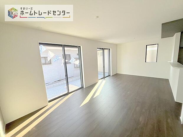 【リビング】日当たりもよく、広々としたリビングです。ゆったりとした家族の時間をお過ごしいただけます。休日はご家族そろって、またはお友達を誘って、明るいリビングで楽しい時間をお過ごしください。