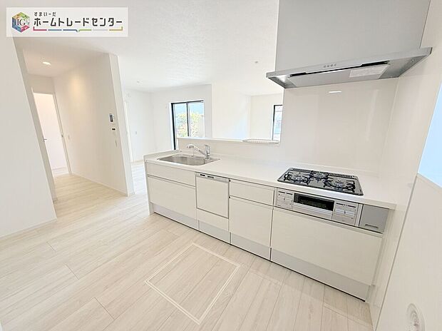 【キッチン】食洗機が標準装備でついています。家事は毎日の事、一日一日は少しの負担軽減でも、その少しを1年で考えれば大きな時間になります。自由に使えるお時間を増やしていただき、その分新居でおくつろぎ下さい。