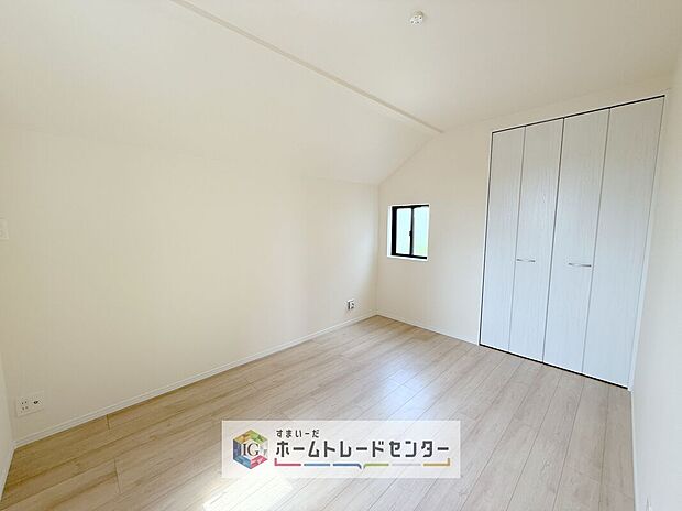 【洋室】この物件の中では唯一北側の少し暗めのお部屋です。あえて暗めと書きましたが、こちらも充分に採光は取れており、天気の悪い日でも電気が必要となるようなことはありません、むしろ熱くなりすぎず勉強がはかどるかも