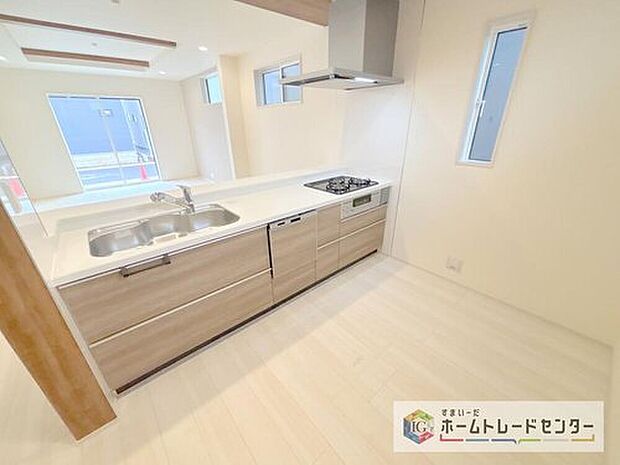 【【システムキッチン】】食洗機が標準装備でついています。家事は毎日の事、一日一日は少しの負担軽減でも、その少しを1年で考えれば大きな時間になります。自由に使えるお時間を増やしていただき、その分新居でおくつろぎ下さい。

