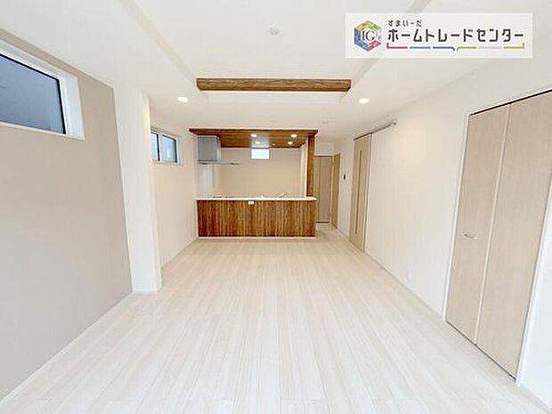 【リビング】縦長で奥行きのあるリビングは、家具の配置がしやすく使い勝手が非常に良いです。特にソファを配置した時にその便利さがお分かりいただけると思います。ゆったりと、くつろげる場所でなくてはならないと考えています