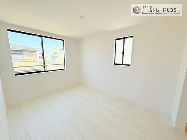 【洋室】2面採光の洋室です。窓からの眺望もよくなり視界が広いので、部屋にいても飽きません、そしてもちろん大切なのは明るさと風通し、明るい日差しと心地よい風で自分のお部屋でくつろげる贅沢をご提供します。

