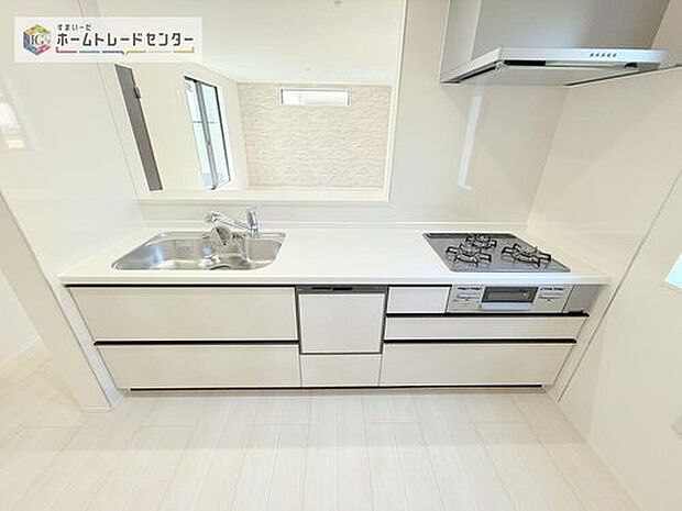 【【システムキッチン】】見栄えもよくお手入れもスムーズに出来ます。豊富な収納力もございますので、キッチンスペースをスッキリとお使い頂けそうです。

