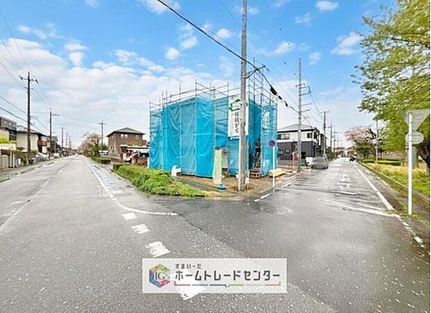 【前面道路含む現地写真】完成してからは見ることのできない、施工方法や構造をしっかりとご確認いただけるのが、建築中の住宅の大きなメリットです。専門知識を持ったスタッフがご説明させていただきます。お気軽にお問い合わせください。