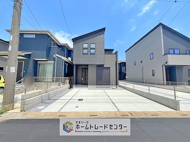 【【カースペース2台】】カースペースが2台分ございますので、家族分の自転車を駐輪したり、急な来客用の駐車スペースとしてもお使いいただけます。