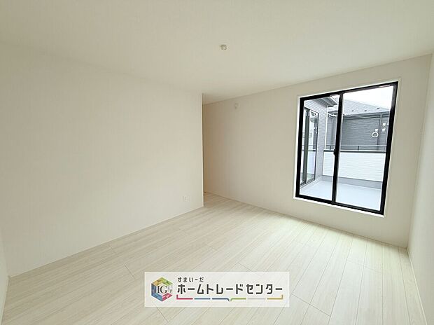 【洋室】主寝室は7.75帖、お子様がまだ小さいご家庭なら２階のお部屋はここだけでいいかもしれません、もちろんウォークインクローゼットがついておりますので、荷物に悩まされることなく、好きに家具の配置ができます
