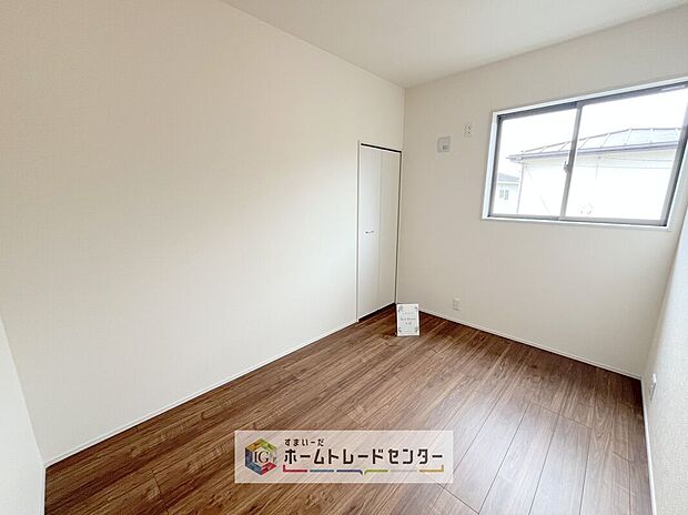 【洋室】各居室に収納を完備しております。収納が豊富な住宅は居室空間がしっかりと使えるので暮らしやすさが断然に上がります。荷物をを気にすることなく家具の配置をお好み通りにできるのも大きな魅力です。

