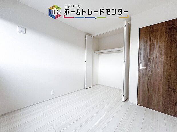 【洋室】各居室に収納を完備しております。収納が豊富な住宅は居室空間がしっかりと使えるので暮らしやすさが断然に上がります。荷物をを気にすることなく家具の配置をお好み通りにできるのも大きな魅力です。