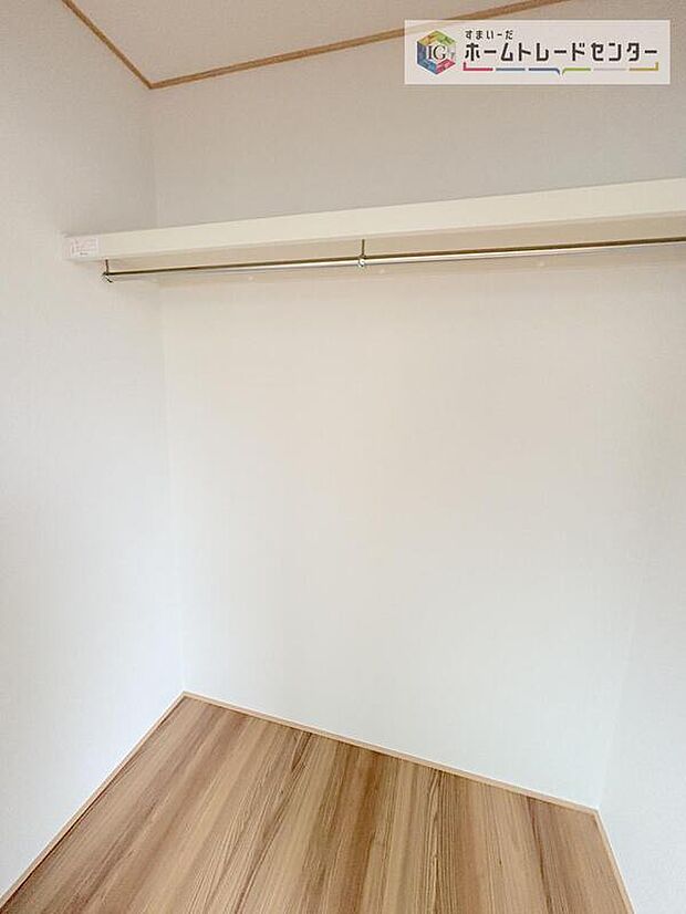 【収納】収納スペースは住宅を探す際には重要なポイントの一つだと思います。そのため少しでも空間が取れるところは可能な限り収納スペースとしたしました。居室をスッキリとお使いいただきたいお客様に大変喜ばれています。