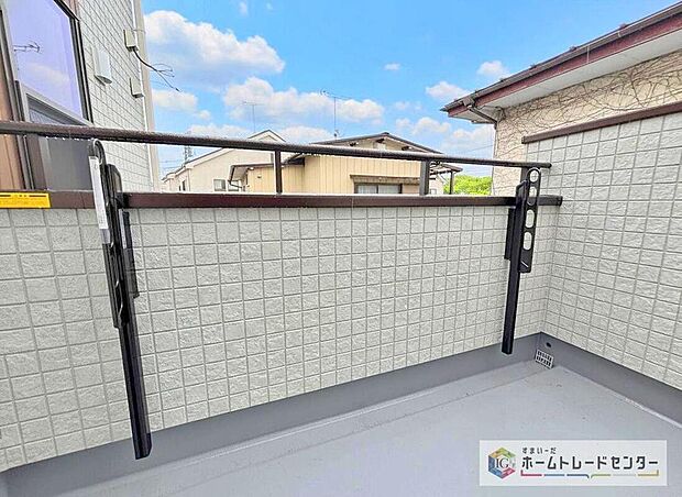 【バルコニー】壁面に固定する物干しは安定性が高く、強風の日も安心。折りたためば邪魔にならず、ベランダを広く使えるのがポイントです。家族の多いご家庭でも洗濯物がたくさん干せて、日々の家事をぐっと楽にしてくれます。