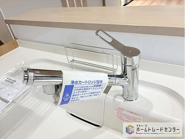 【【浄水器】】浄水カートリッジ内蔵で場所を取らずに見た目もスッキリ。ノズルはシャワーヘッドになっておりお掃除も楽々です。