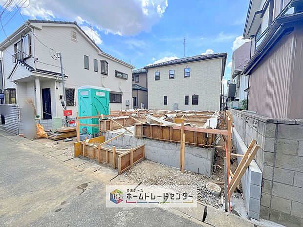 【 現地外観写真】完成してからは見ることのできない、施工方法や構造をしっかりとご確認いただけるのが、建築中の住宅の大きなメリットです。専門知識を持ったスタッフがご説明させていただきます。お気軽にお問い合わせください。
