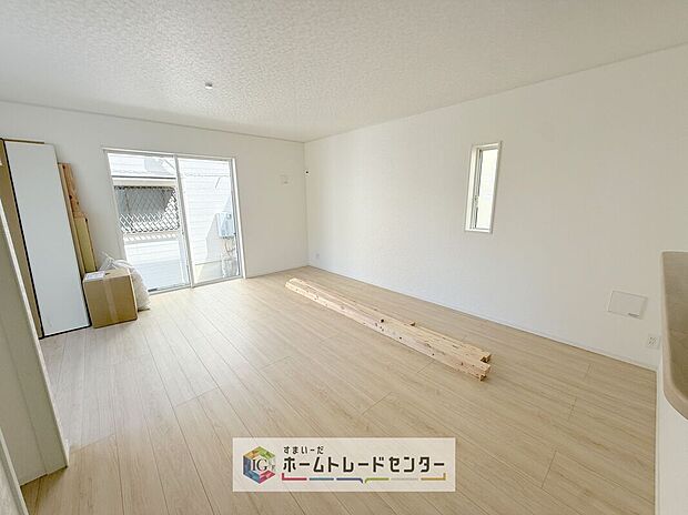 【リビング】リビングにはこだわって開口部を可能な限り多く設けました。日当たり、風通しを良くするのはもちろんですが、やはり人が集まる場所ですので、開放感が必要な場所だと思います。広々としたリビングをお楽しみください