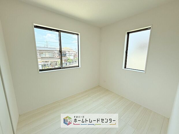 【洋室】全居室2面採光です。光を取り入れやすのはもちろんですが、建物全体の窓の数も増えておりますので、換気性能に優れた物件です。窓を開ければ家中を気持ちの良い風が通り抜けます。