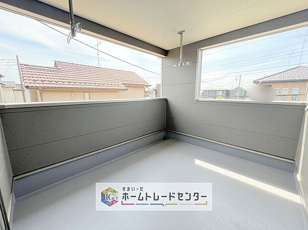 【バルコニー】南面に面したバルコニーはもちろん日当たり良好です。お洗濯物を干していただく際にも楽にできるように奥行きを広くお取りいたしました。明るく、暖かなゆとりあるスペースで快適に家事を行っていただけます。
