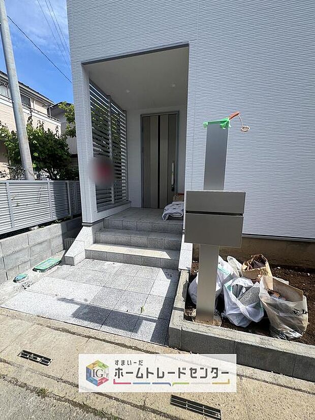 【玄関】アプローチを上がると、木目調の高級感のある玄関ドアがございます。玄関を開けると広々とした空間と収納も目の前に!玄関が広い家は入った瞬間から気持ちが良いです。ぜひご自身で確かめて見て下さい。