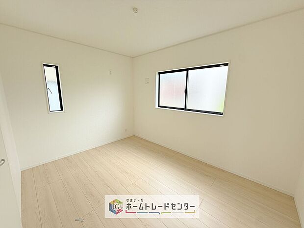 【洋室】2面採光の洋室です。窓からの眺望もよくなり視界が広いので、部屋にいても飽きません、そしてもちろん大切なのは明るさと風通し、明るい日差しと心地よい風で自分のお部屋でくつろげる贅沢をご提供します。
