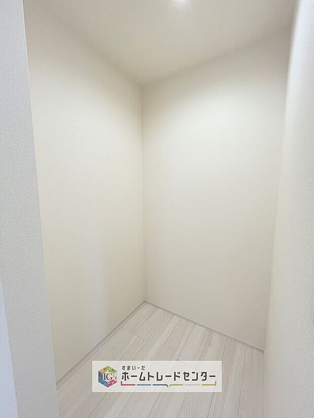 【【パントリー】】ミネラルウォーターや調味料など、まとめ買いしても置き場所の心配がいりません。育ちざかりのお子様を持つママにとっても嬉しいスペースです。