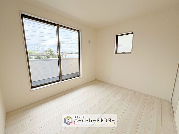 【洋室】2面採光の洋室です。窓からの眺望もよくなり視界が広いので、部屋にいても飽きません、そしてもちろん大切なのは明るさと風通し、明るい日差しと心地よい風で自分のお部屋でくつろげる贅沢をご提供します。
