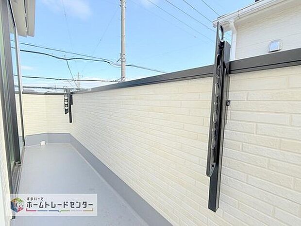 【バルコニー】壁面に固定する物干しは安定性が高く、強風の日も安心。折りたためば邪魔にならず、ベランダを広く使えるのがポイントです。家族の多いご家庭でも洗濯物がたくさん干せて、日々の家事をぐっと楽にしてくれます。