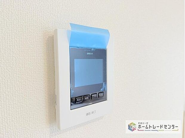 【【TVモニター付きインターホン】】録画機能もあり、どのような人が何時に来訪されたのかが分かります。防犯上はもちろん、お届け物などの把握にも便利です。ライトが付いているので、夜間でも安心です。