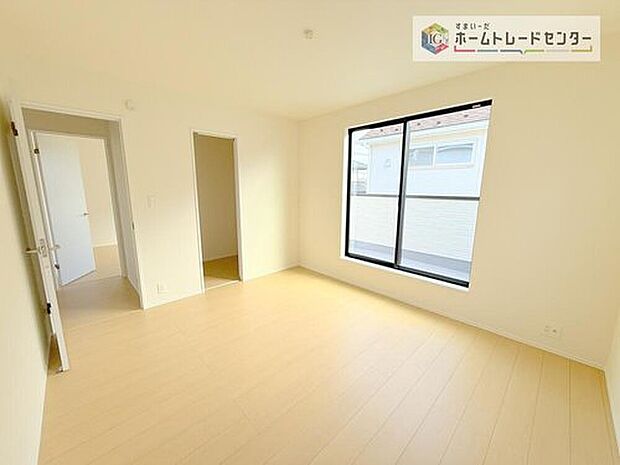 【 リビング以外の居室】主寝室は7帖、お子様がまだ小さいご家庭なら２階のお部屋はここだけでいいかもしれません、もちろんウォークインクローゼットがついておりますので、荷物に悩まされることなく、好きに家具の配置ができます。