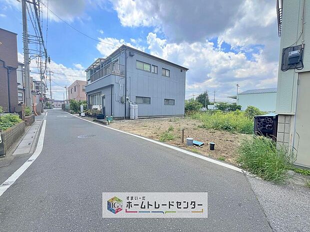 【前面道路含む現地写真】完成してからは見ることのできない、施工方法や構造をしっかりとご確認いただけるのが、建築中の住宅の大きなメリットです。専門知識を持ったスタッフがご説明させていただきます。お気軽にお問い合わせください。