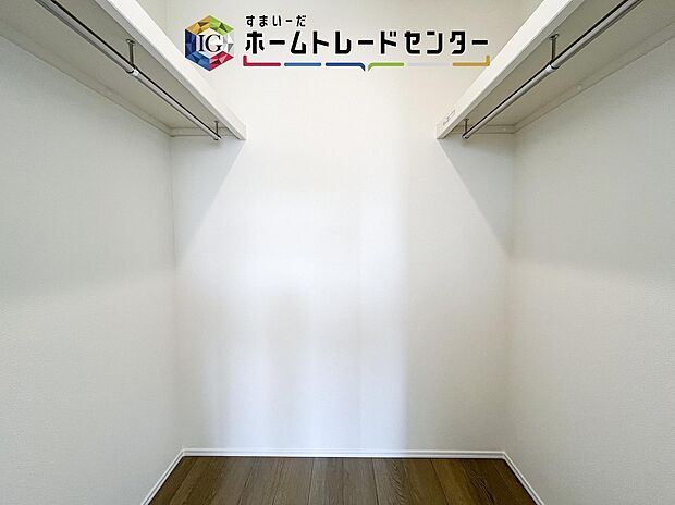 【【ウォークインクローゼット】】お子様との思い出もたっぷりしまえるウォークインクローゼット。衣類だけでなく、鞄などの小物からスーツケースやレジャー用品などの大きな物までたっぷり収納出来ます。