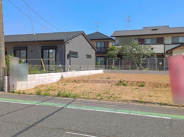 【現地外観写真】どのような建物が建つか、間取りの広さはどうかなど、気になる点は丁寧にご説明いたします。資料請求やご案内は即日対応いたします。土日や平日、お仕事終わりの時間など、ご都合に合わせてご案内いたします。