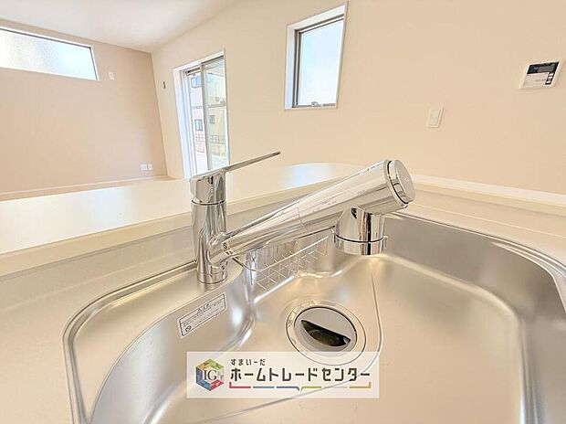 【【浄水器】】浄水カートリッジ内蔵で場所を取らずに見た目もスッキリ。ノズルはシャワーヘッドになっておりお掃除も楽々です。