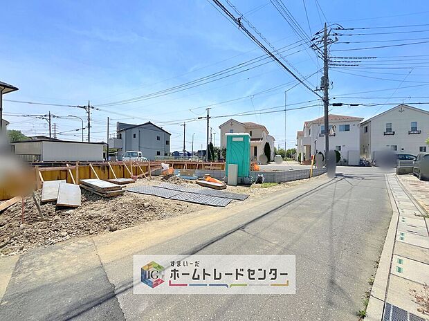 【前面道路含む現地写真】モデルハウスのご案内や、仕様や色の説明も細かくさせていただきます。弊社は飯田グループホールディングス唯一の販売専門会社になるので、細部まで説明いたします。もちろん住宅ローンのご相談だけでも大丈夫です。