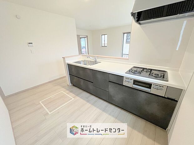 【【システムキッチン】】見栄えもよくお手入れもスムーズに出来ます。豊富な収納力もございますので、キッチンスペースをスッキリとお使い頂けそうです。