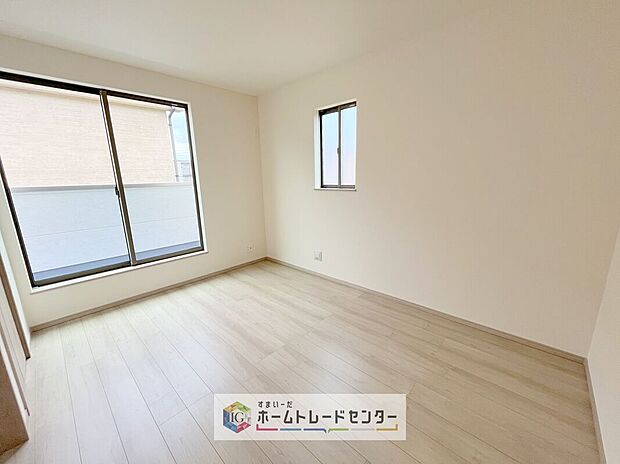 【洋室】2階洋室です。このお部屋と隣室どちらからでもバルコニーは出入り可能です。バルコニーに面したお部屋を主寝室にしたのはいいけれど、お休みになってる方がいてお洗濯ものを干しに行けない、なんてことはありません