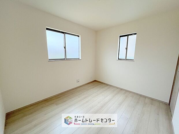 【納戸】こちらは5.25帖の納戸になります。広さを十分にとっていますので、普通のお部屋としても使える広さです。用途に応じて、収納スペースや、趣味のお部屋。お仕事のスペースなどにお使いいただけます♪