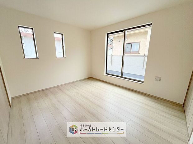 【洋室】2面採光の洋室です。窓からの眺望もよくなり視界が広いので、部屋にいても飽きません、そしてもちろん大切なのは明るさと風通し、明るい日差しと心地よい風で自分のお部屋でくつろげる贅沢をご提供します。