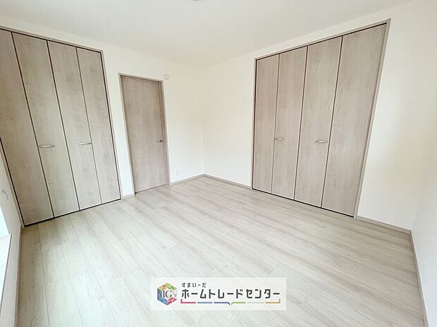 【洋室】主寝室は7帖、お子様がまだ小さいご家庭なら2階のお部屋はここだけでいいかもしれません、もちろんインクローゼットがついておりますので、荷物に悩まされることなく、好きに家具の配置ができます