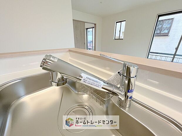 【【浄水器】】浄水カートリッジ内蔵で場所を取らずに見た目もスッキリ。ノズルはシャワーヘッドになっておりお掃除も楽々です。