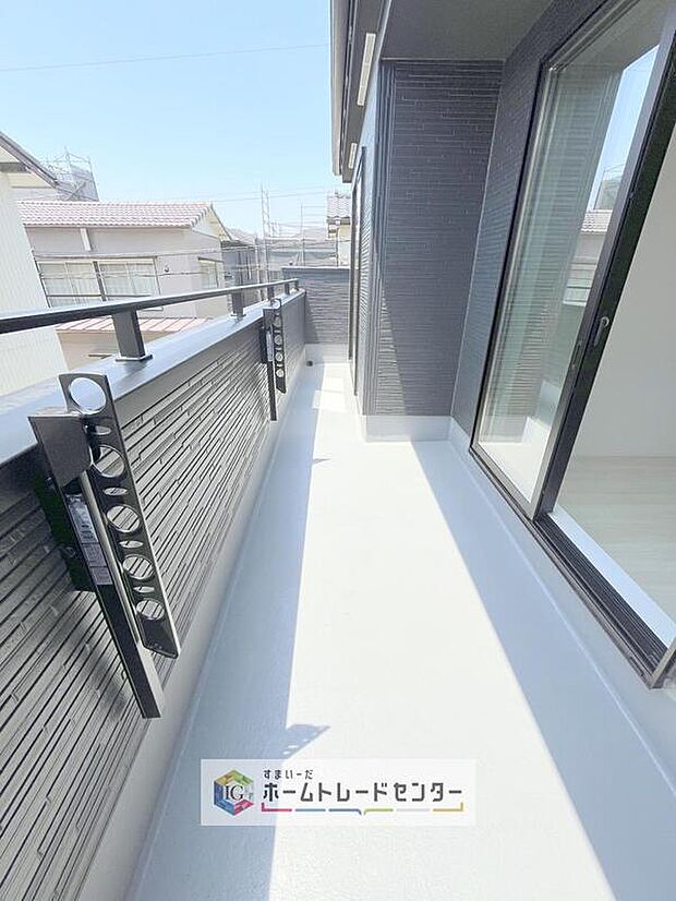 【バルコニー】南面に面したバルコニーはもちろん日当たり良好です。お洗濯物を干していただく際にも楽にできるように奥行きを広くお取りいたしました。明るく、暖かなゆとりあるスペースで快適に家事を行っていただけます。
