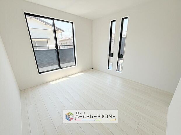 【リビング以外の居室】2面採光の洋室です。窓からの眺望もよくなり視界が広いので、部屋にいても飽きません、そしてもちろん大切なのは明るさと風通し、明るい日差しと心地よい風で自分のお部屋でくつろげる贅沢をご提供します。