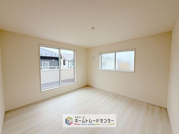 【洋室】主寝室は8.5帖、お子様がまだ小さいご家庭なら２階のお部屋はここだけでいいかもしれません、もちろんウォークインクローゼットがついておりますので、荷物に悩まされることなく、好きに家具の配置ができます
